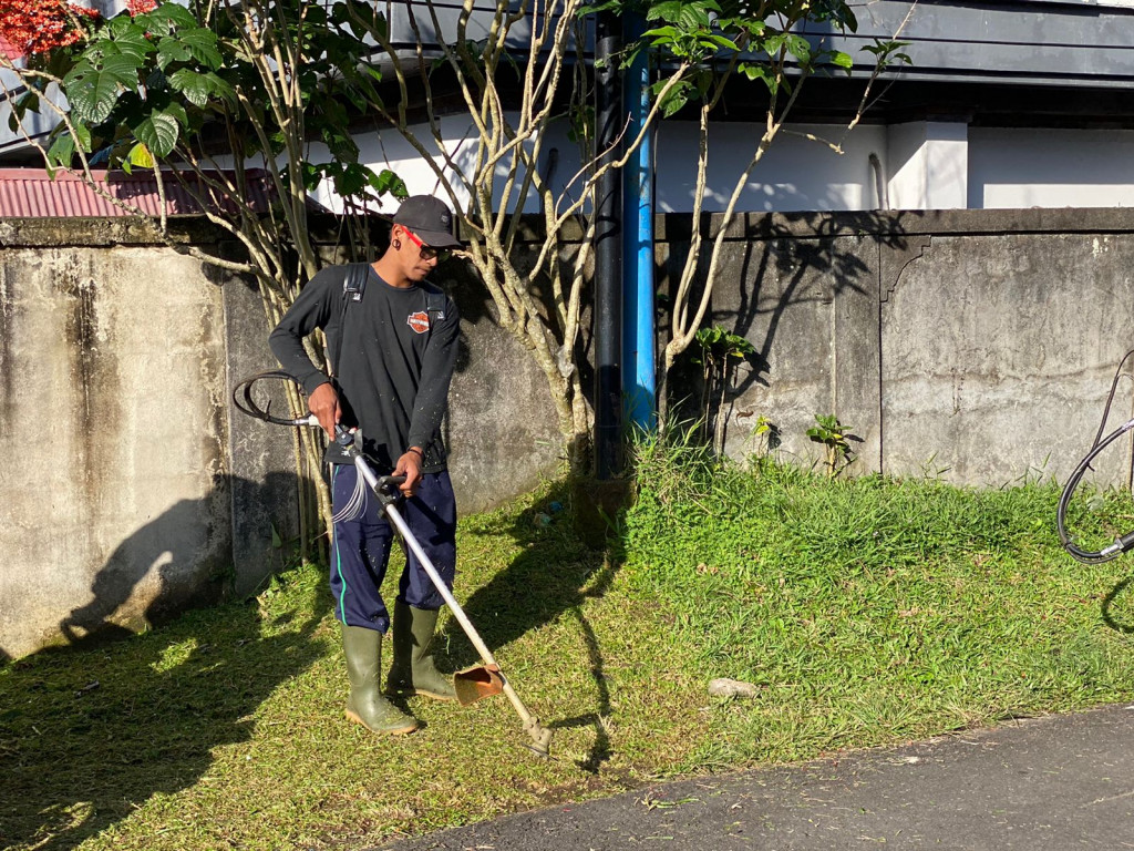 Giat Tenaga Kebersihan Lingkungan Desa Petang , Membersihkan Area Lingkungan Jalan Desa Petang